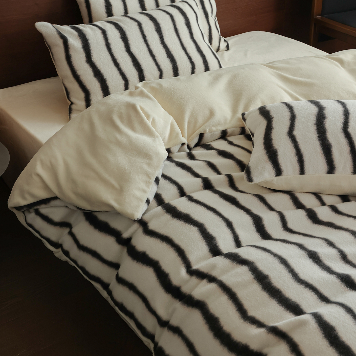 Pink新款简约黑白风尚仿生羊毛绒加厚牛奶绒冬季四件套