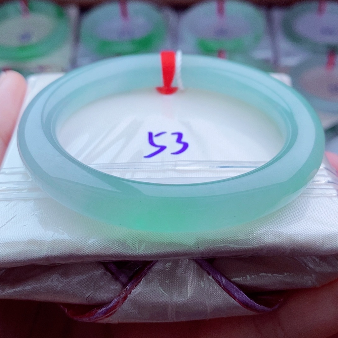 翡翠未镶嵌手镯（圆镯）0262-53圈口 冰绿 冰透起光