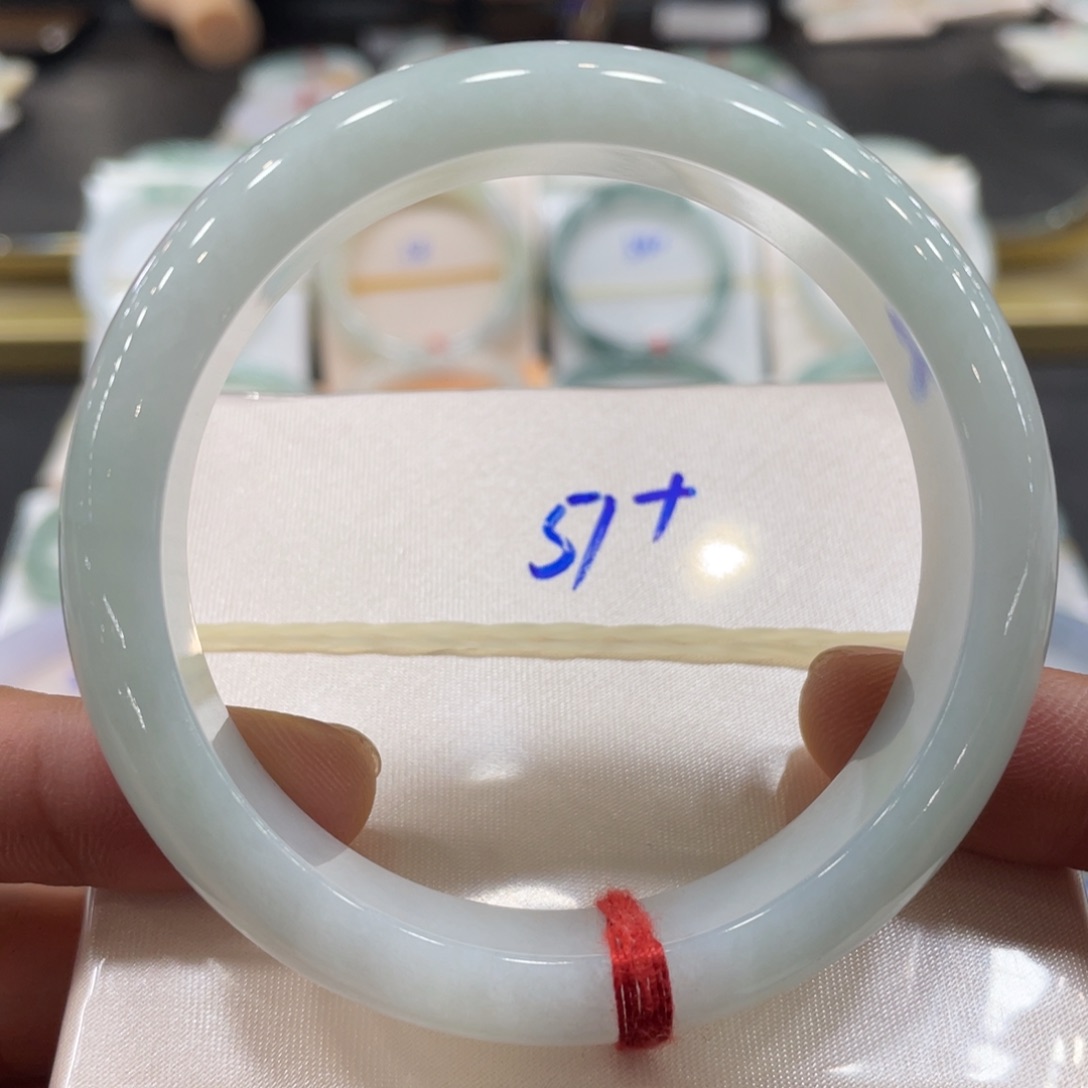 翡翠手镯未镶嵌翡翠手镯