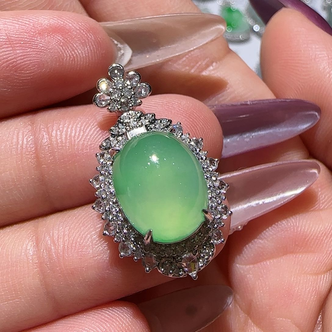 【闪购商品】颈饰18K金镶嵌翡翠天然