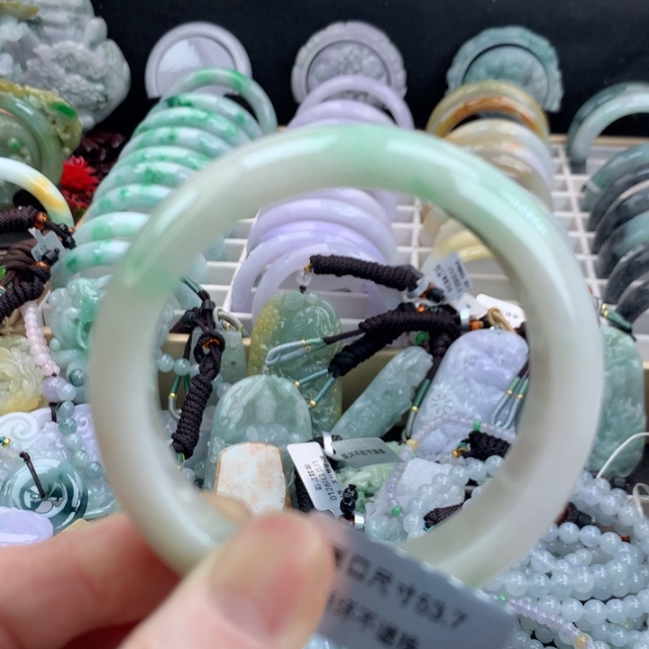 翡翠手镯未镶嵌吊坠