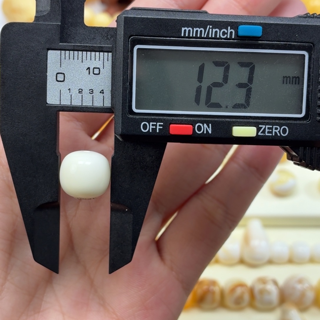 琥珀未镶嵌珠宝奇石乌料瓷白老型12.3mm