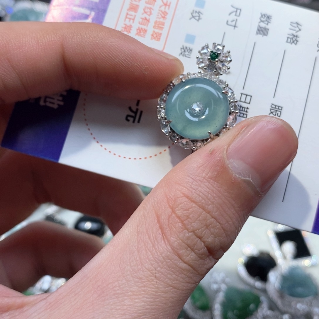 翡翠颈饰未镶嵌翡翠