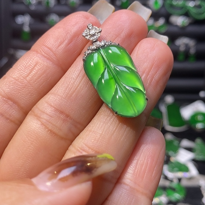 翡翠颈饰18K金镶嵌叶子吊坠