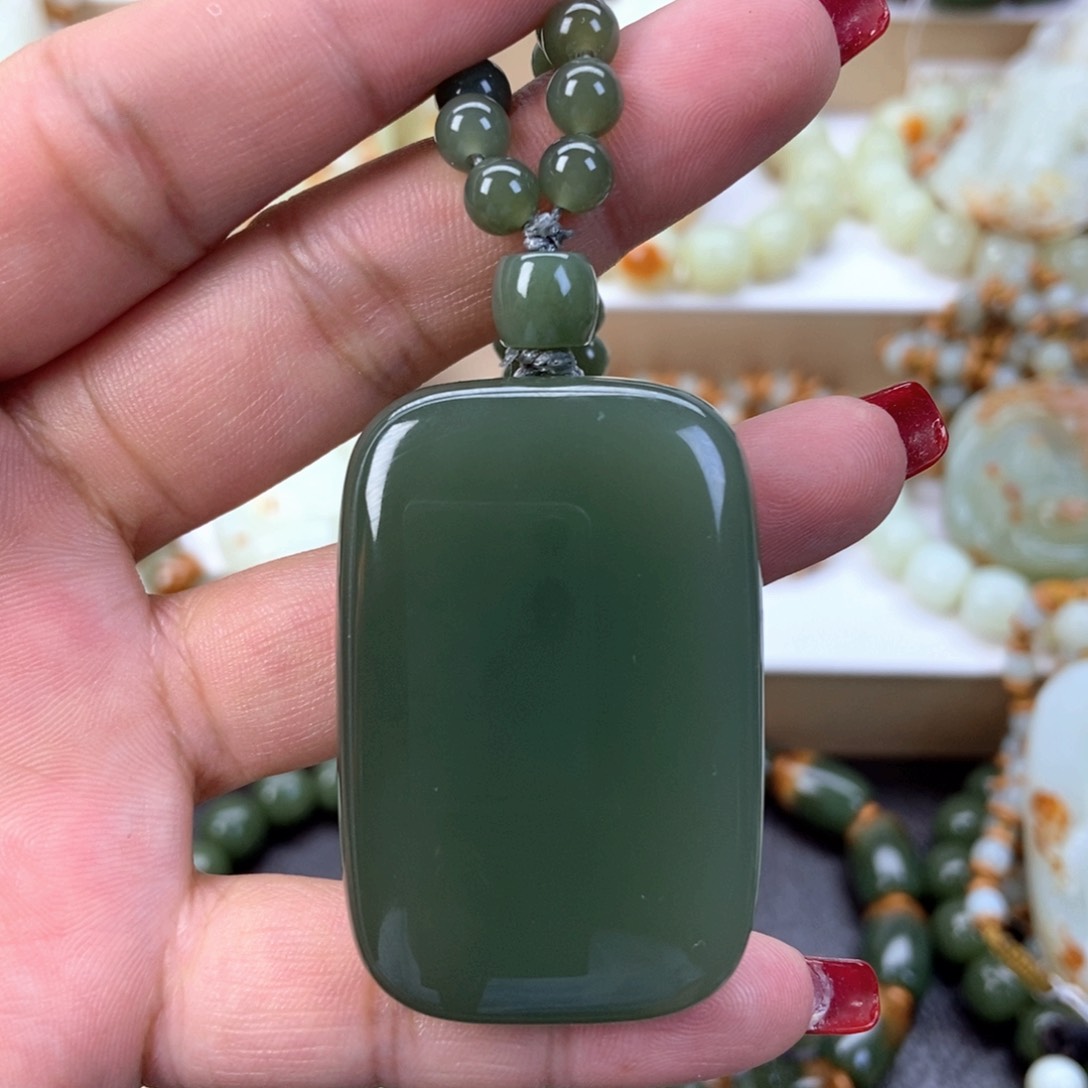 透闪石质玉挂件未镶嵌