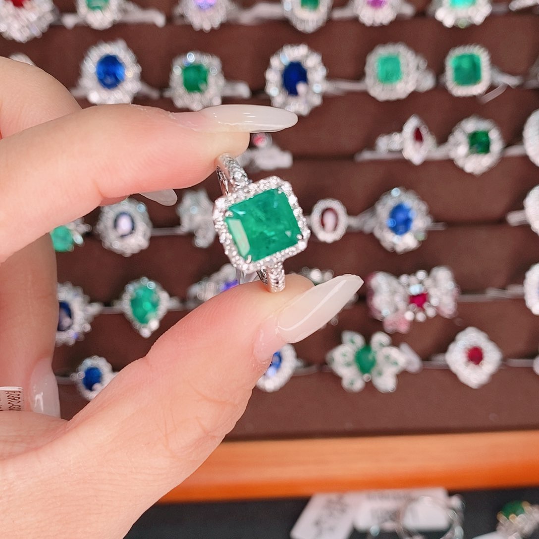 祖母绿戒指18K金镶嵌