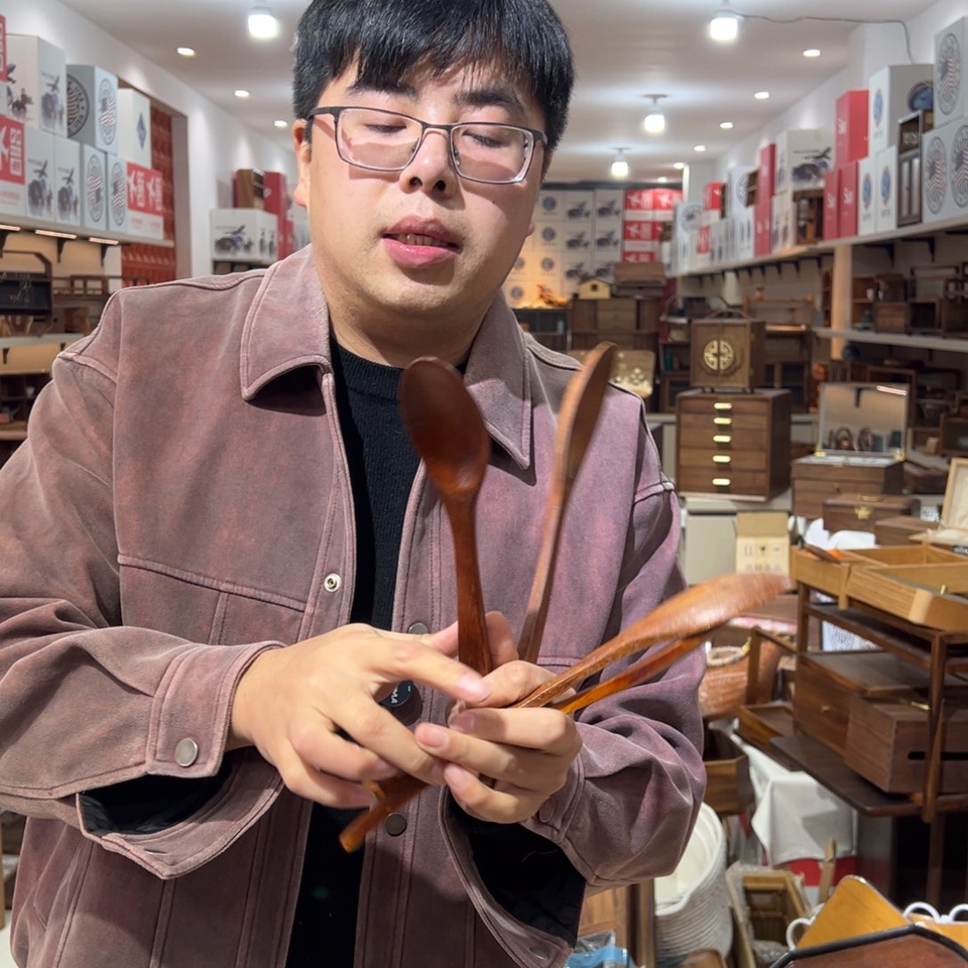 木两个小很好看就尴