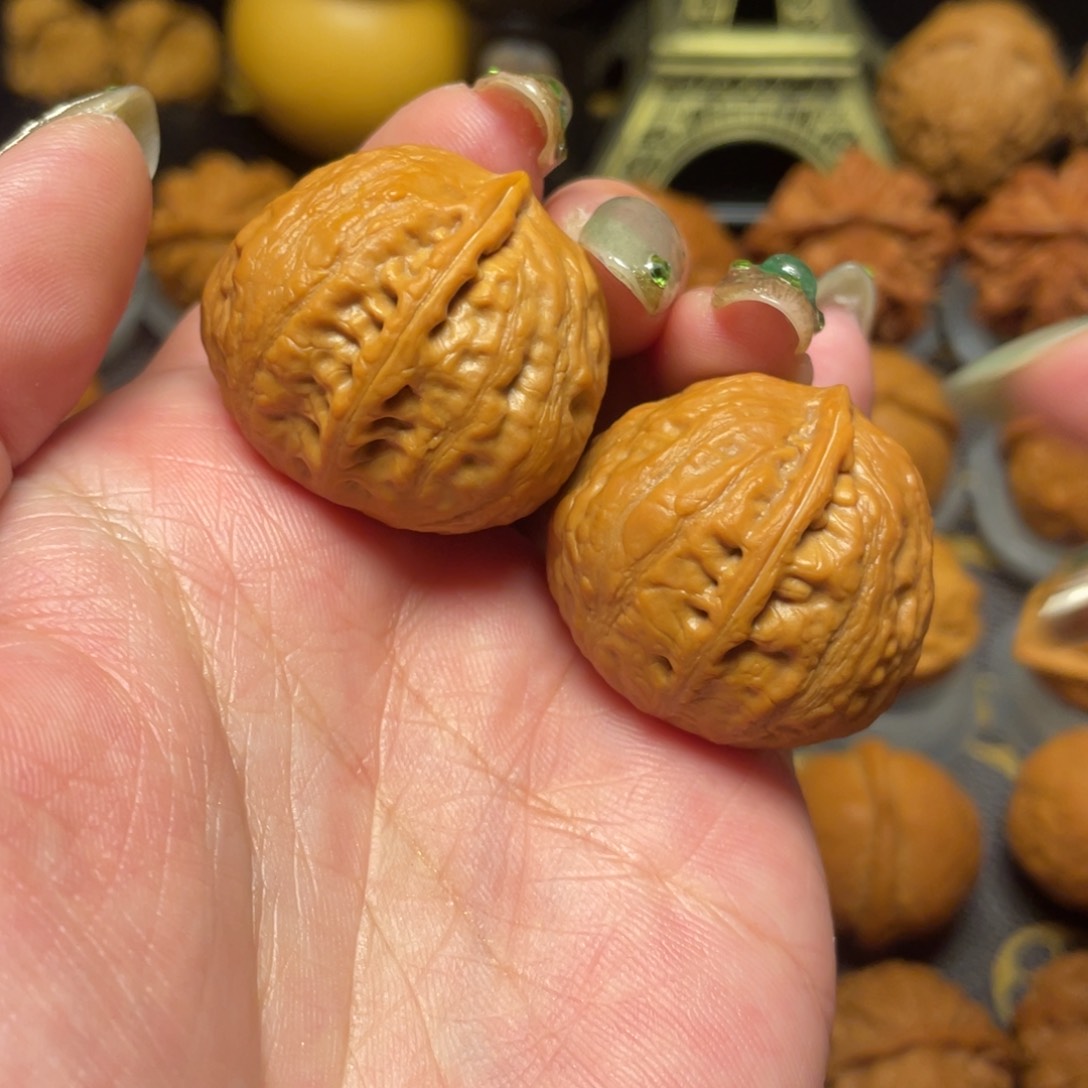 文玩核桃吊坠绣球