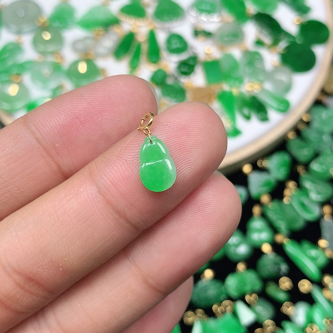 翡翠配石18K金扣 小巧精美飘阳绿小葫芦
