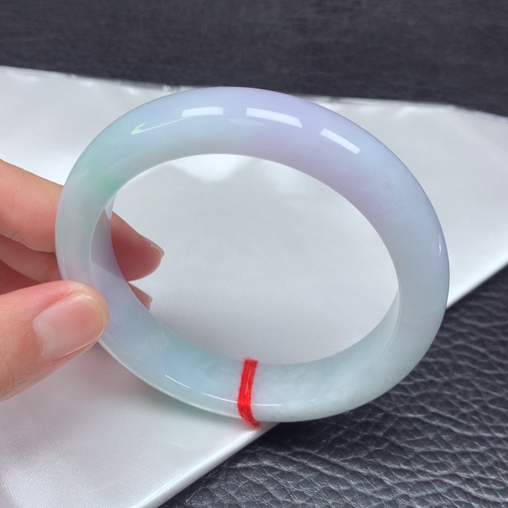 翡翠手镯未镶嵌。