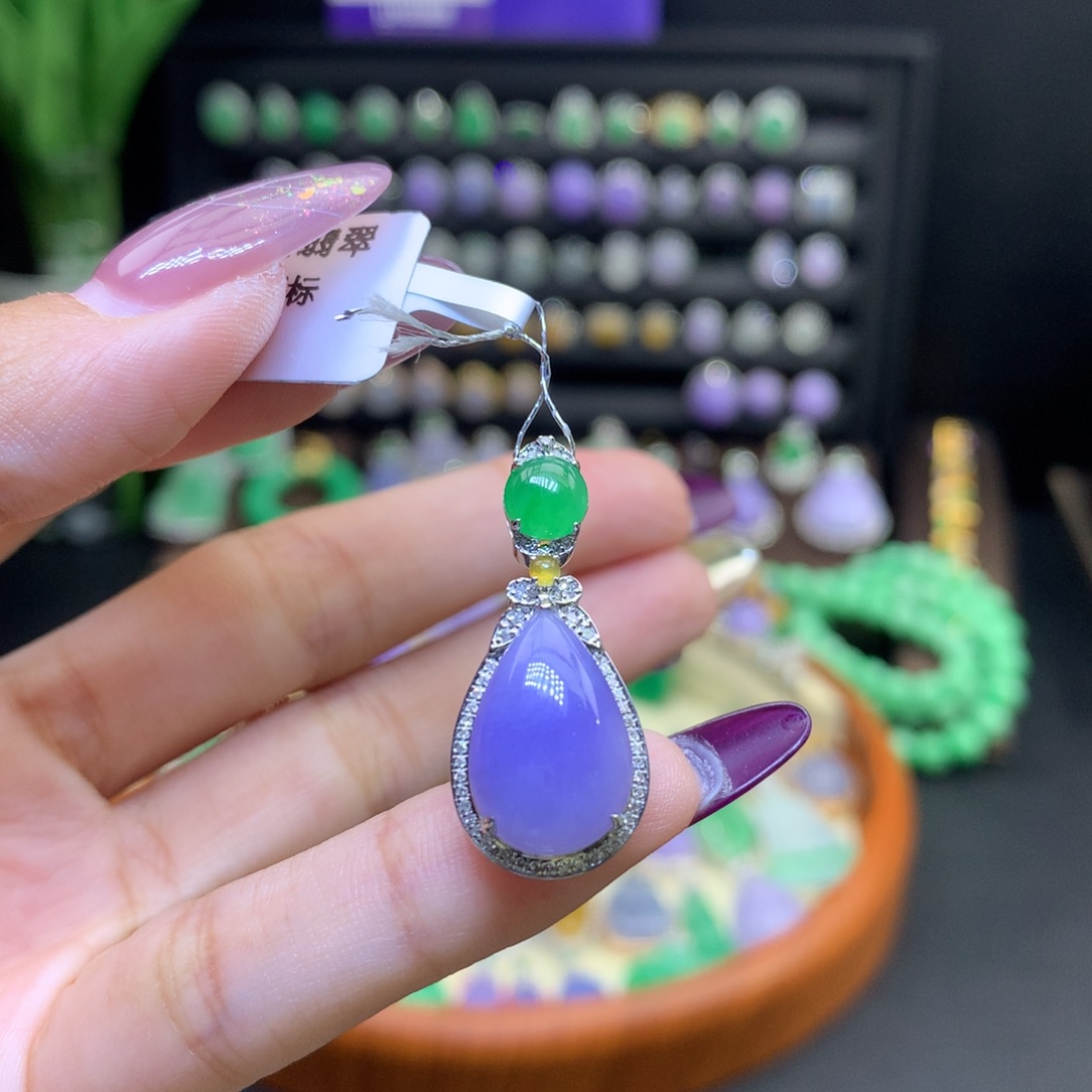 颈饰18K金镶嵌翡翠