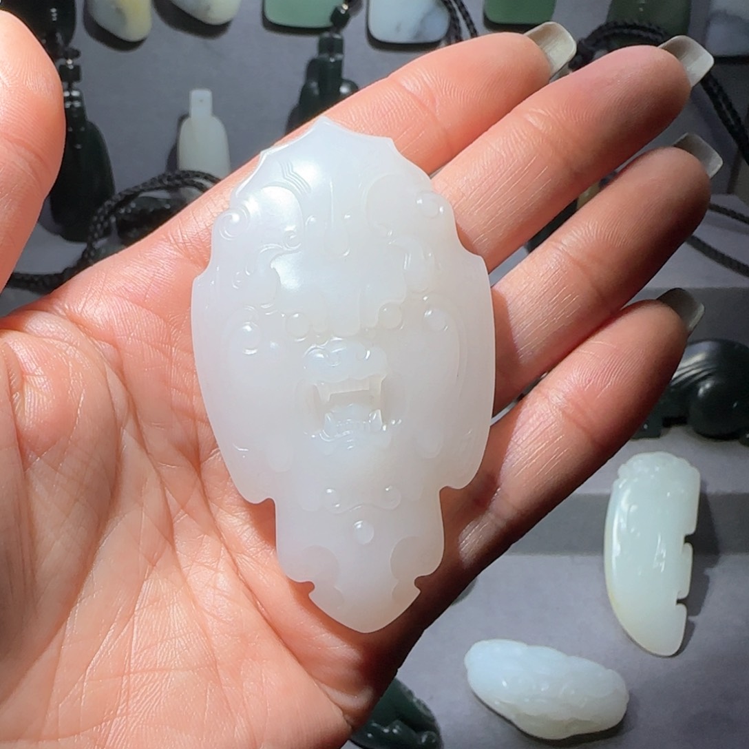 和田玉挂件未镶嵌内****?