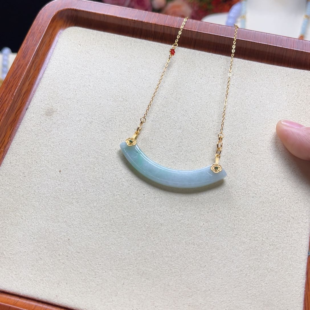 翡翠颈饰未镶嵌弯弯