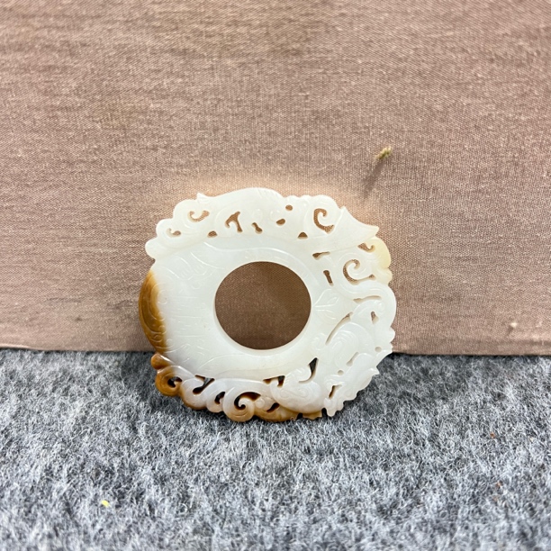 和田玉龙凤纹鸡心佩