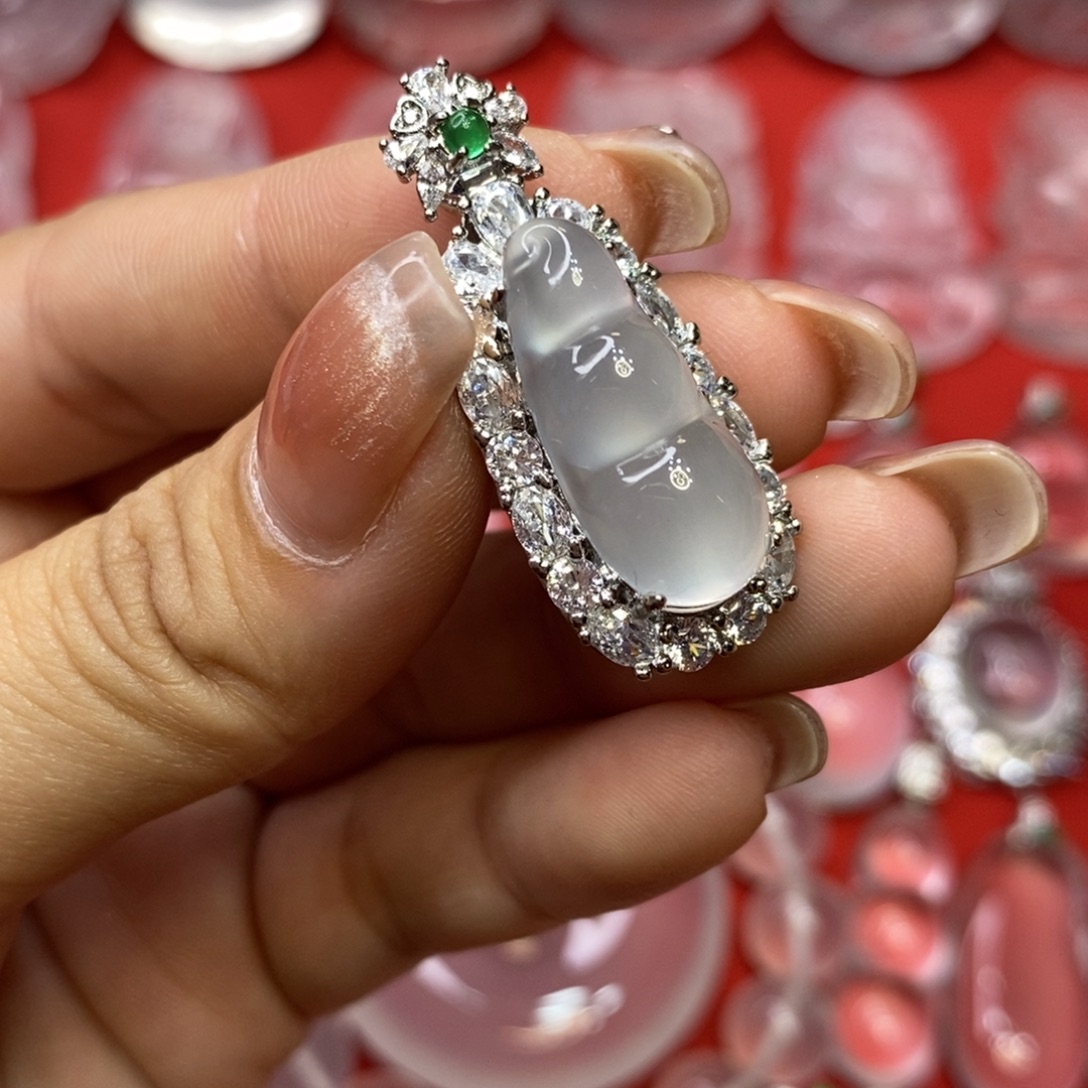 石英质玉合金吊坠