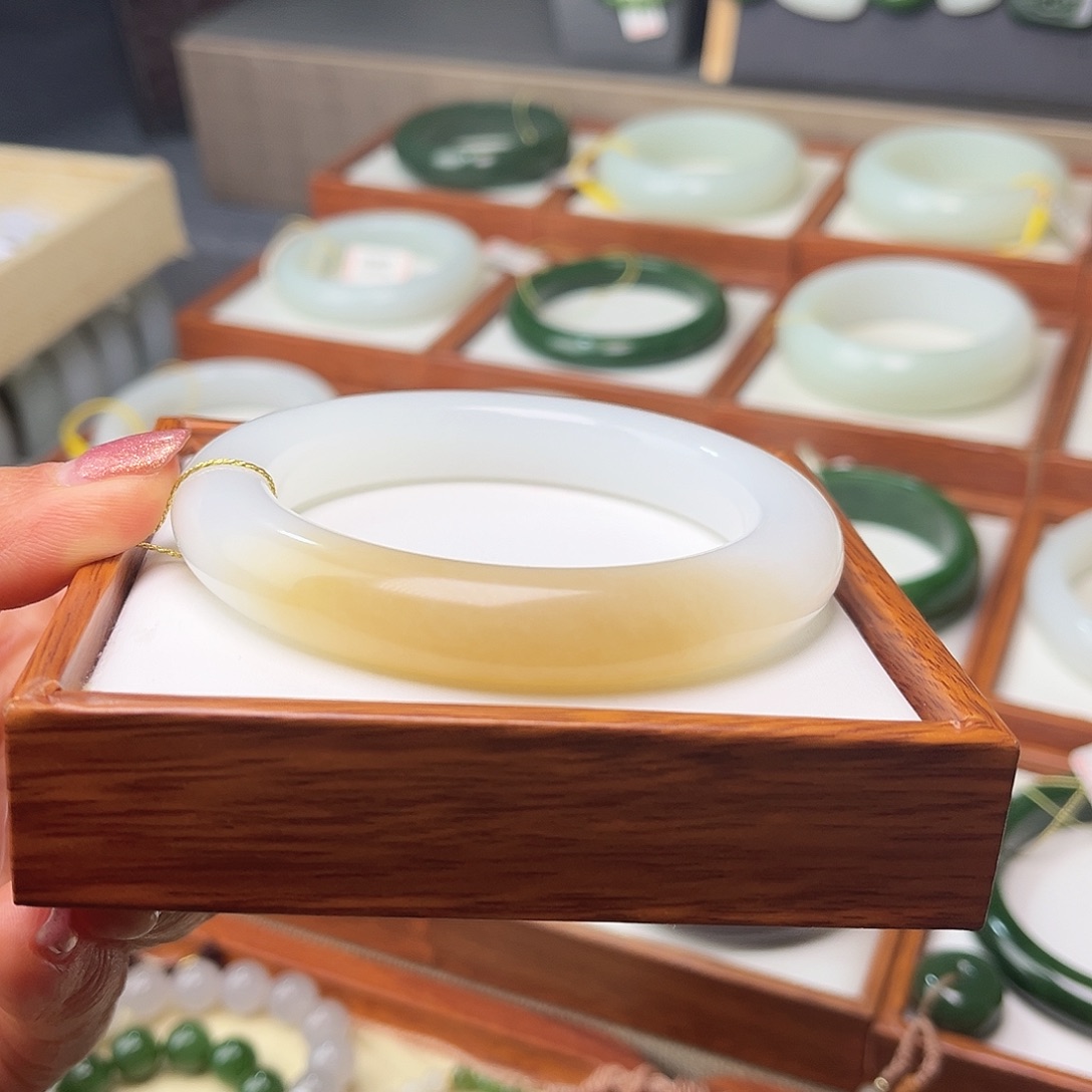 和田玉未镶嵌手镯60