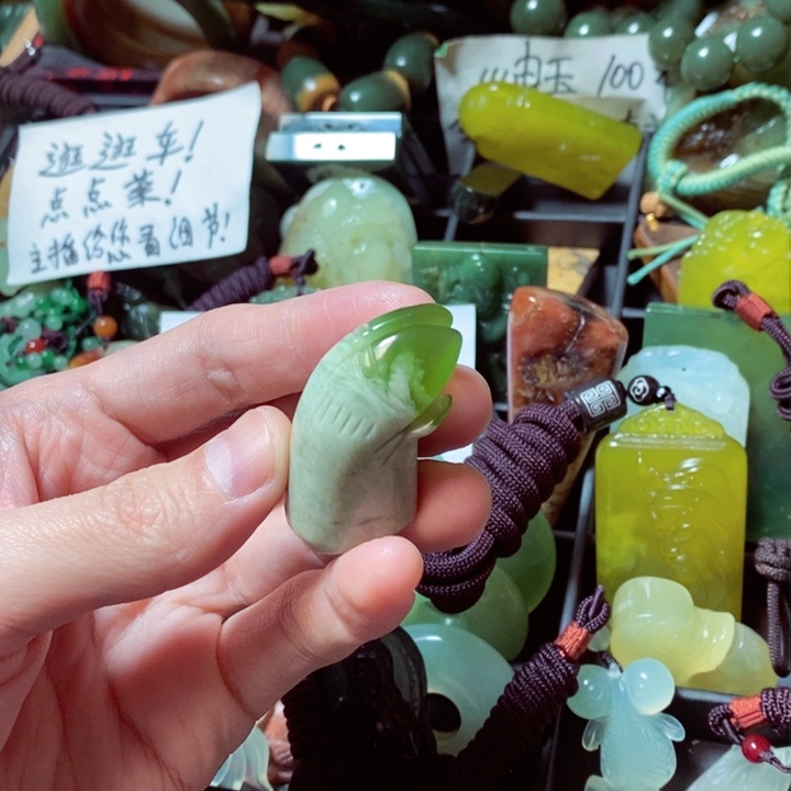 蛇纹石玉颈饰未镶嵌