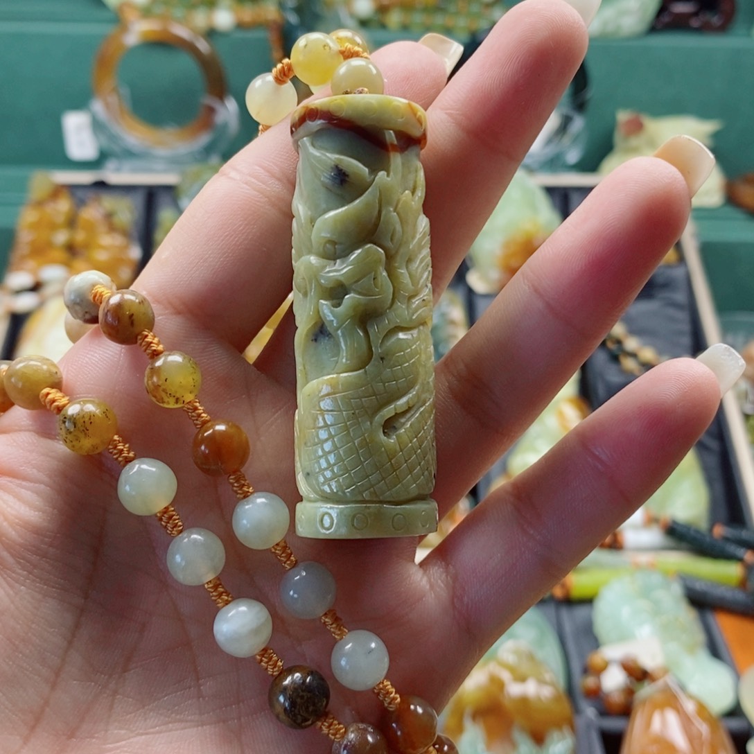 蛇纹石玉未镶嵌颈饰