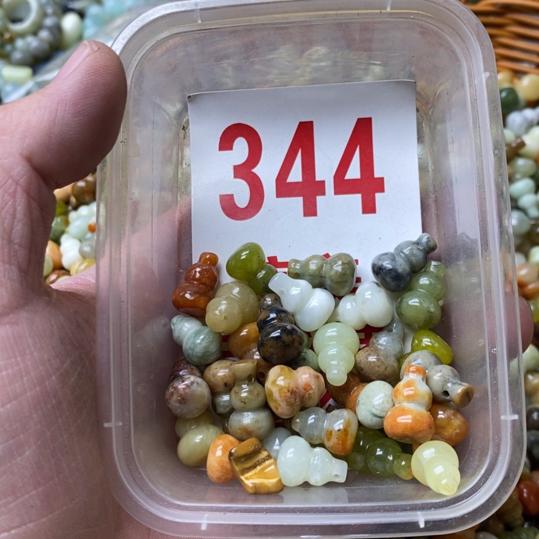 蛇纹石玉挂坠未镶嵌