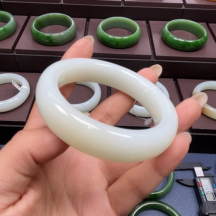 和田玉未镶嵌手镯