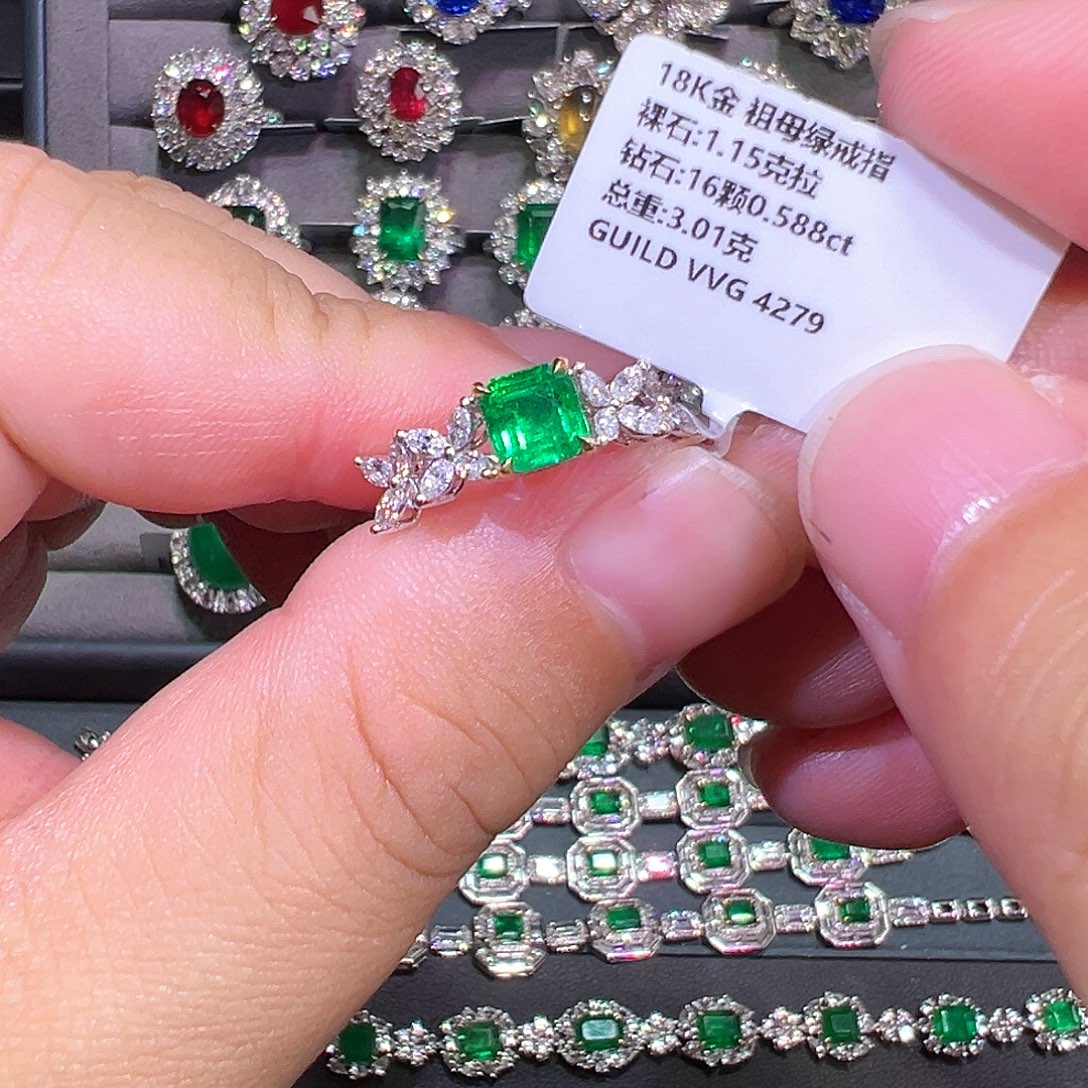 18K金镶嵌祖母绿戒指