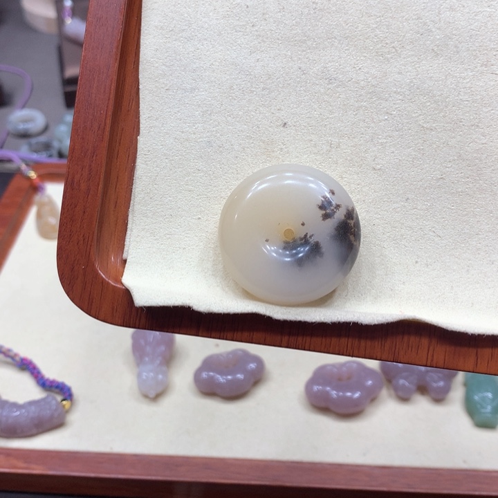 石英质玉颈饰足铂镶嵌