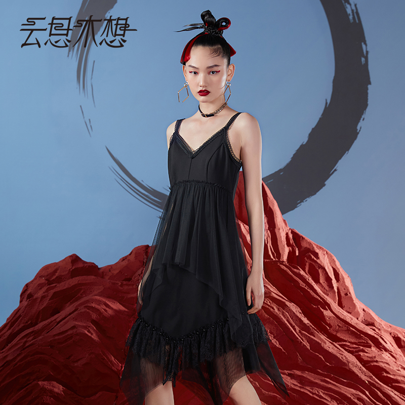 云思木想2023夏季新款蕾丝网纱不规则黑色吊带连衣裙10230