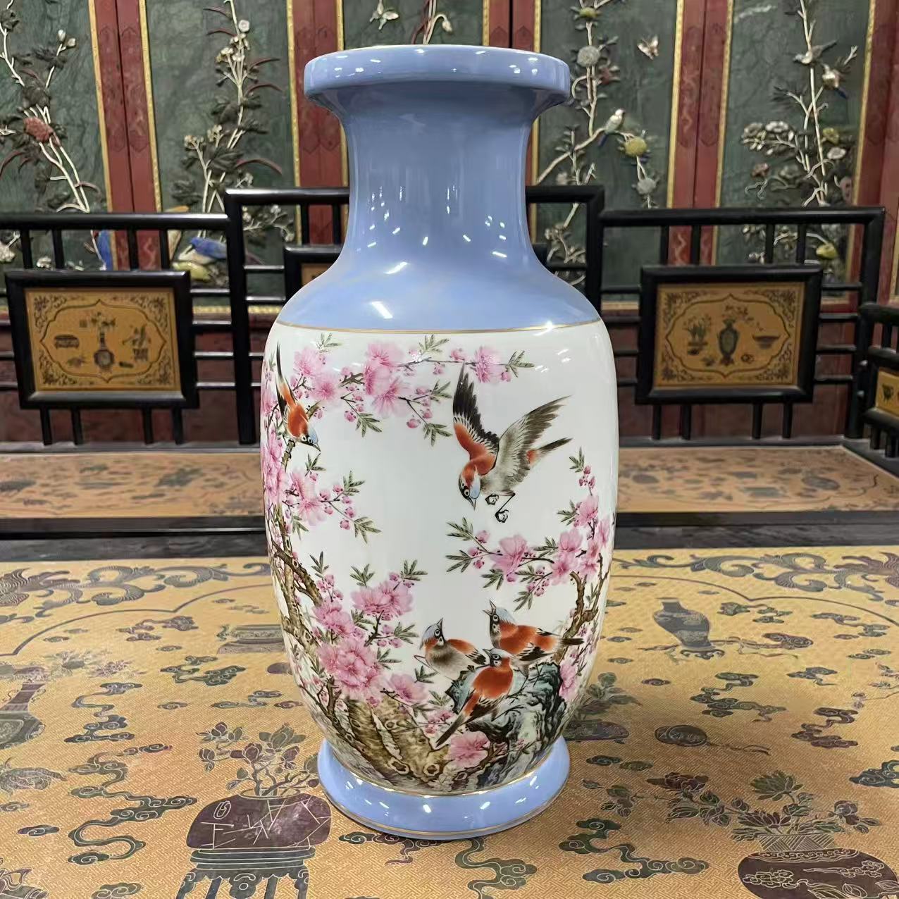 粉彩花鸟图盘口赏瓶