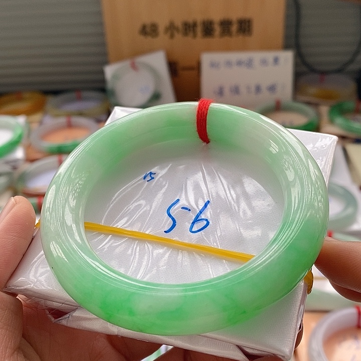 翡翠手镯未镶嵌芮*手镯