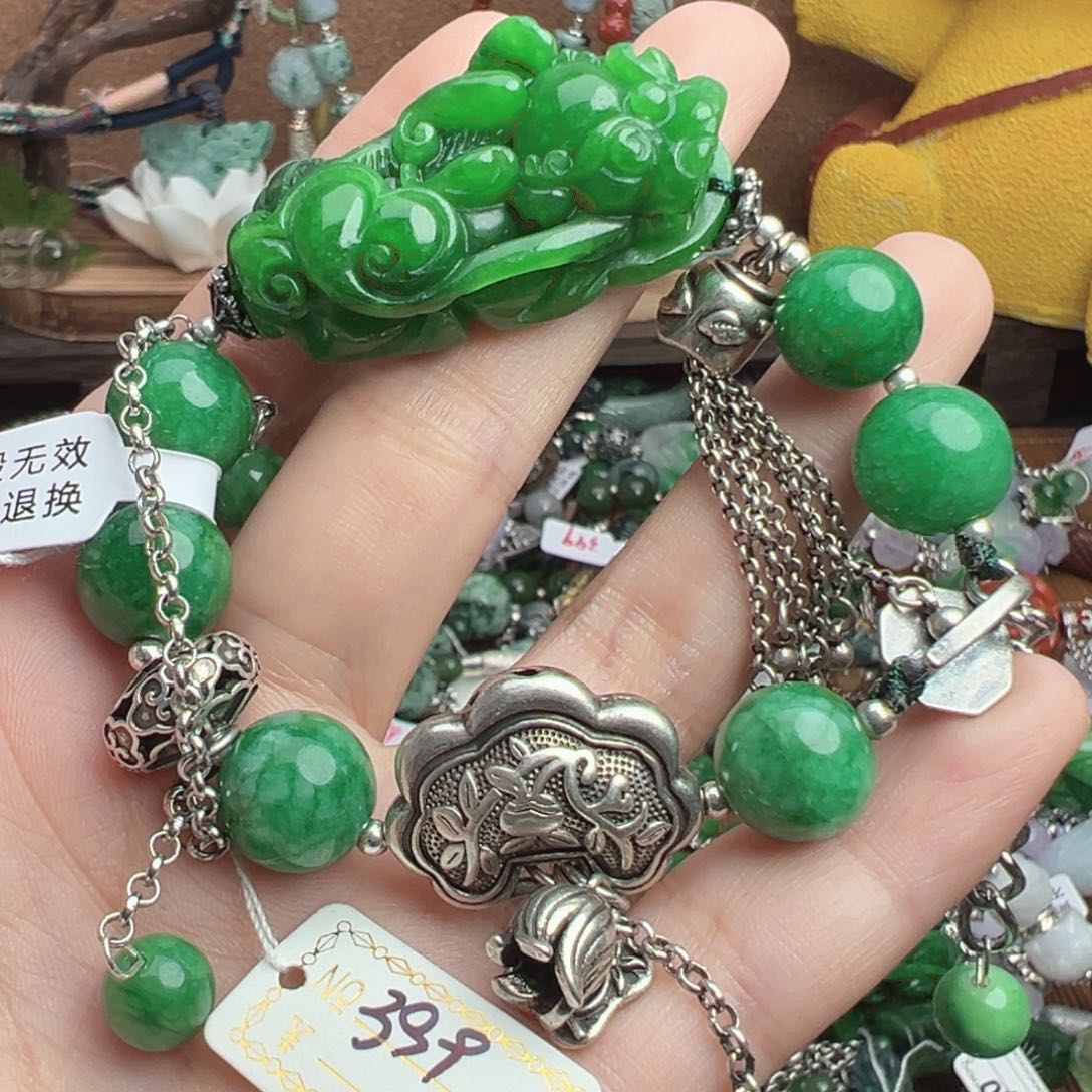 胜***唯翡翠未镶嵌颈饰吊坠