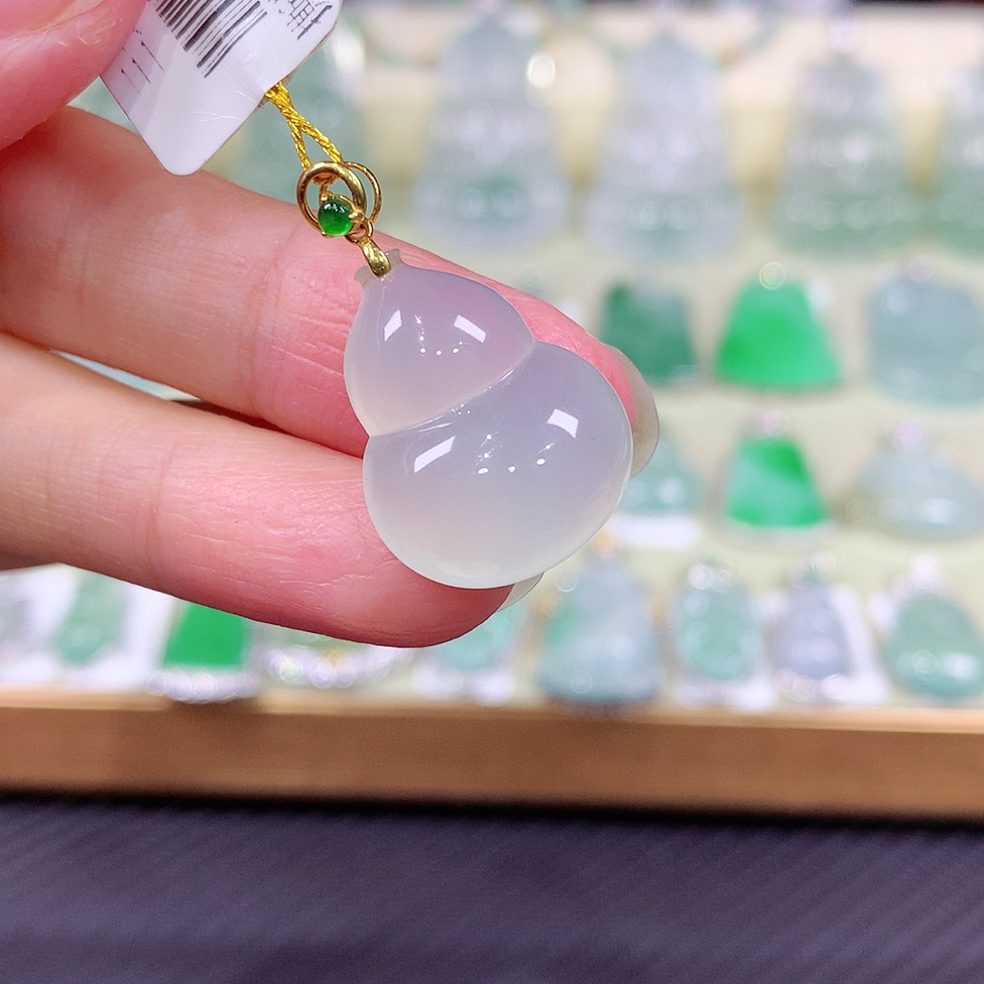 翡翠18K金镶嵌颈饰葫芦