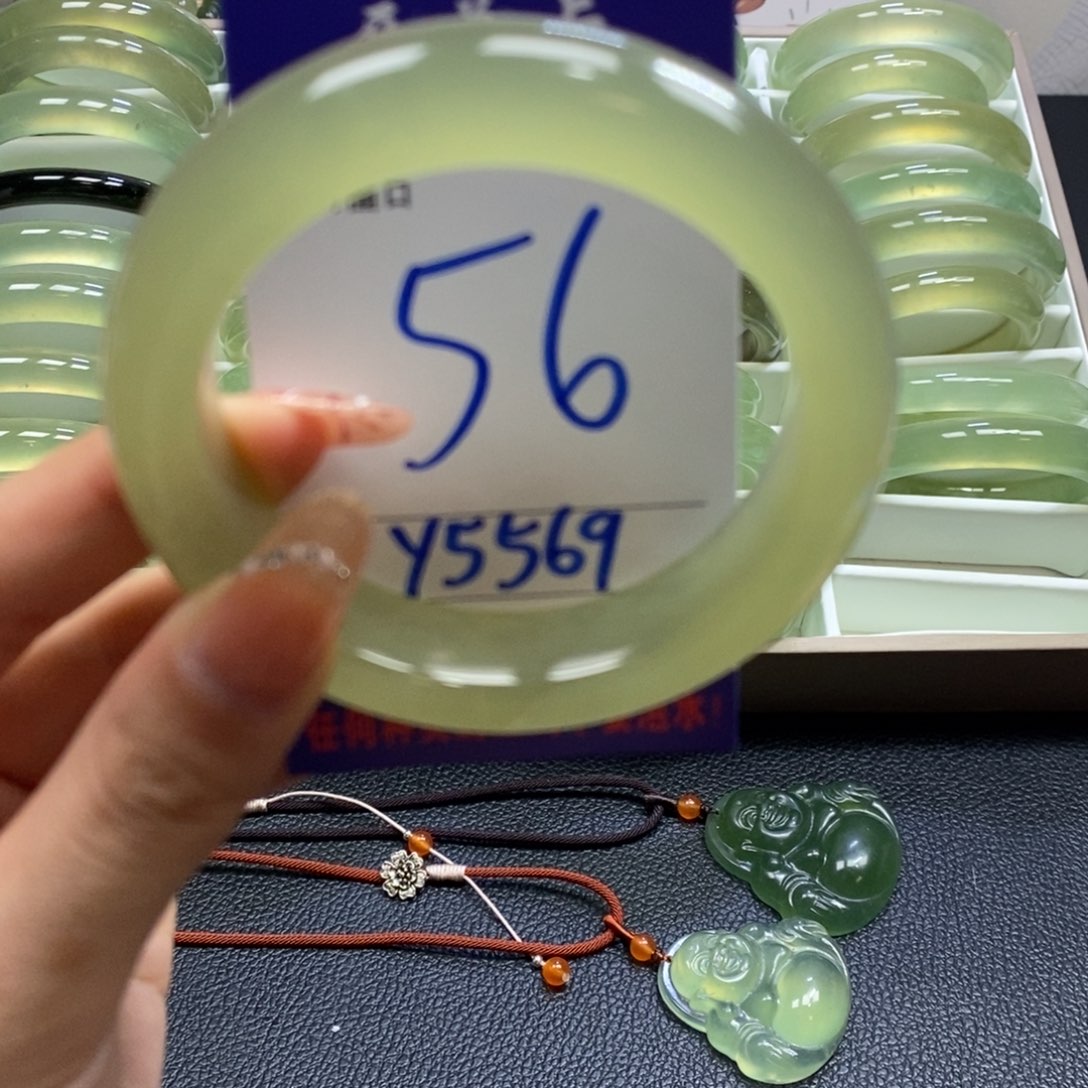 蛇纹石玉手镯足铂镶嵌