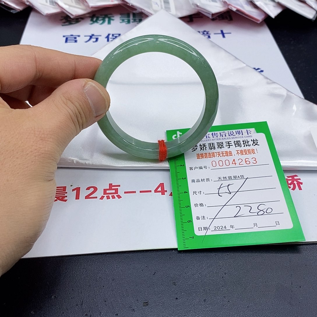 翡翠手镯未镶嵌翡翠手镯