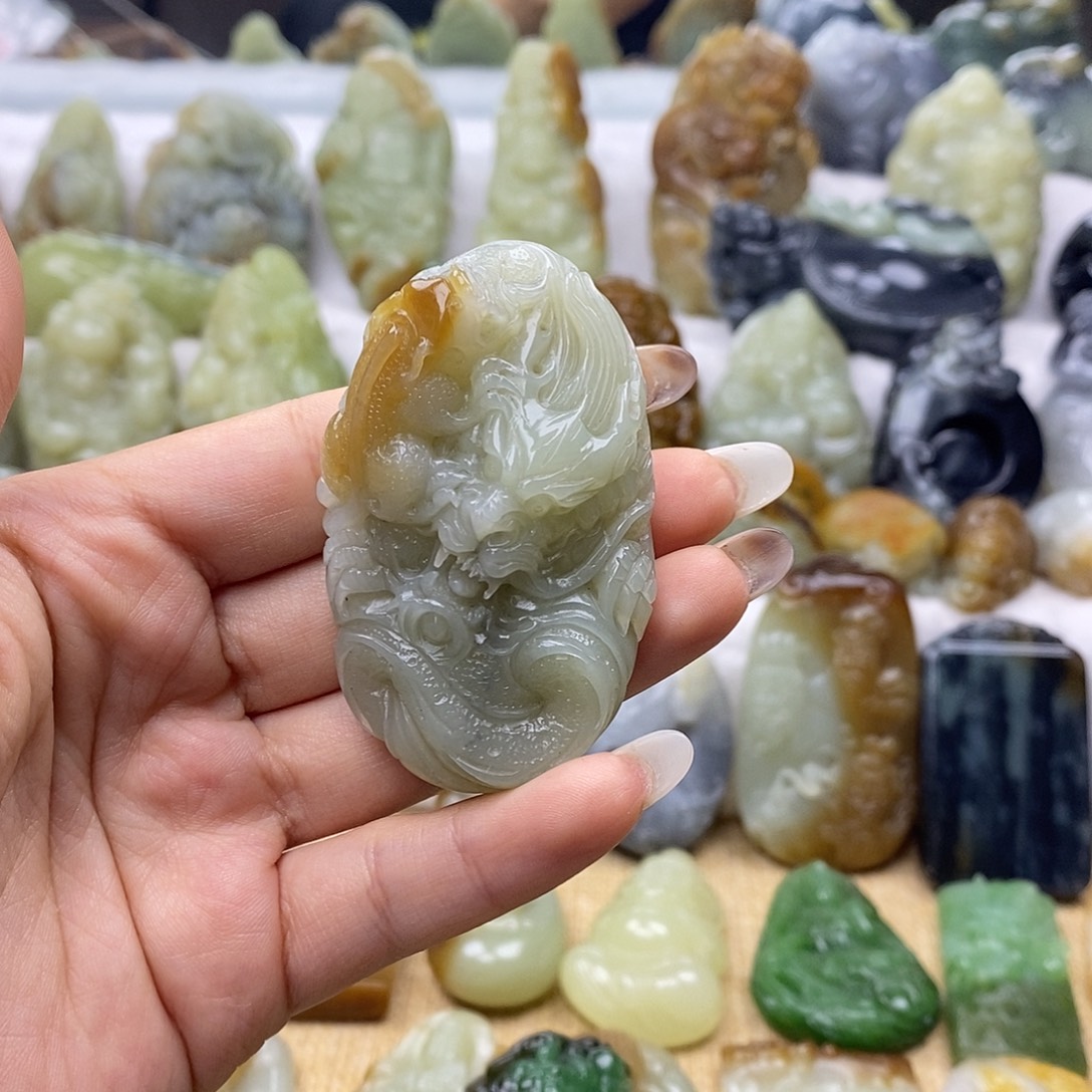 白***菲和田玉未镶嵌颈饰