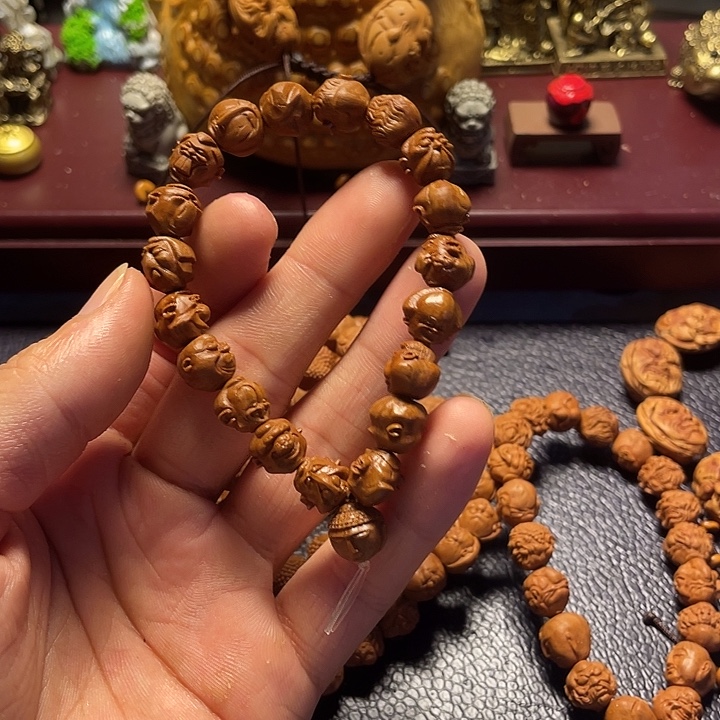 龙纹桃核雕刻怪脸罗汉