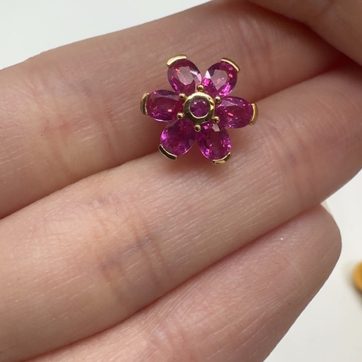 颈饰红宝石未镶嵌