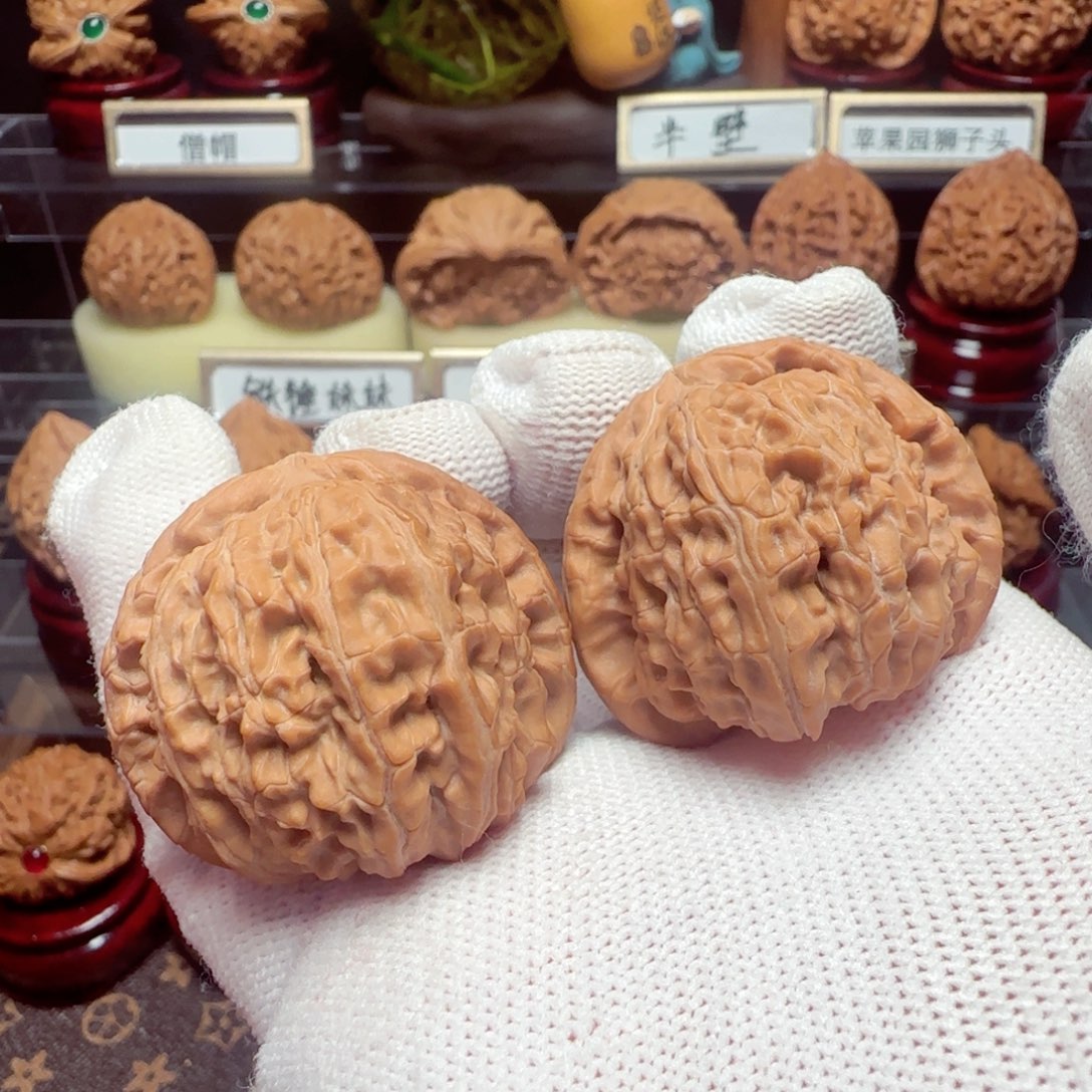 文玩核桃吊坠白狮子39