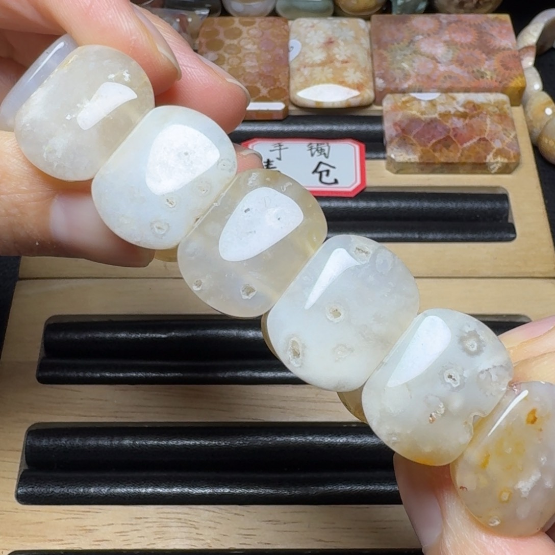 石英质玉白冰晶洞，微瑕未镶嵌