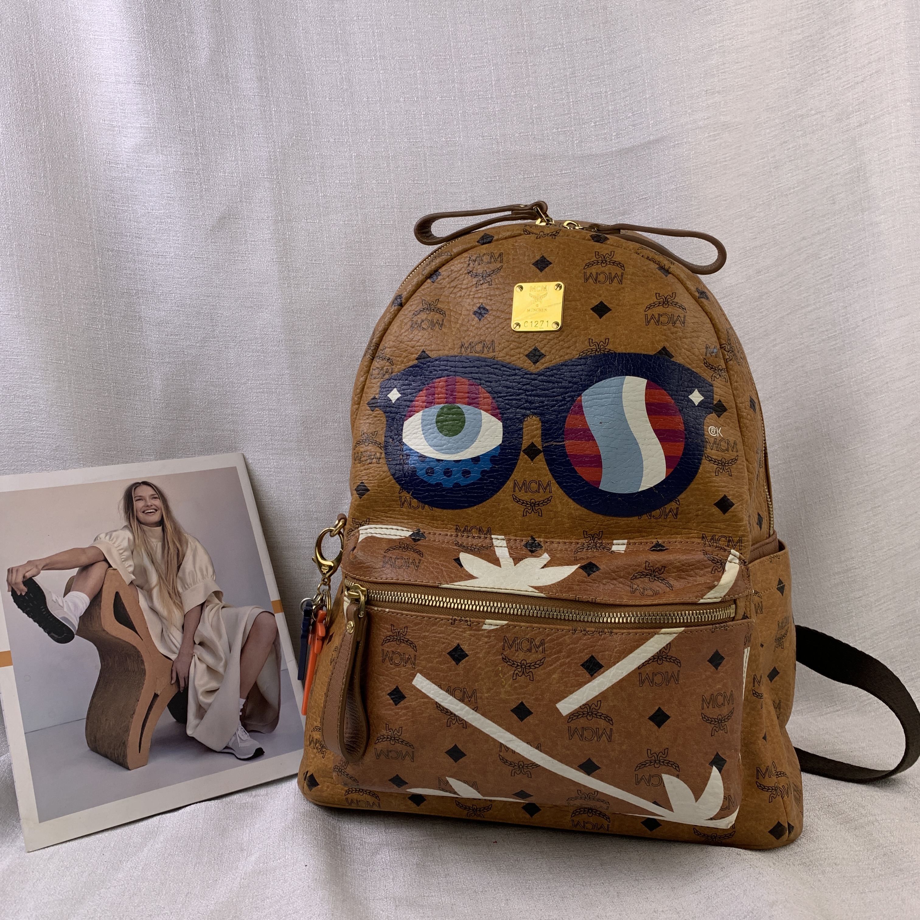 95新 MCM 33干邑色大眼睛中号双肩包/EE12416001/6001