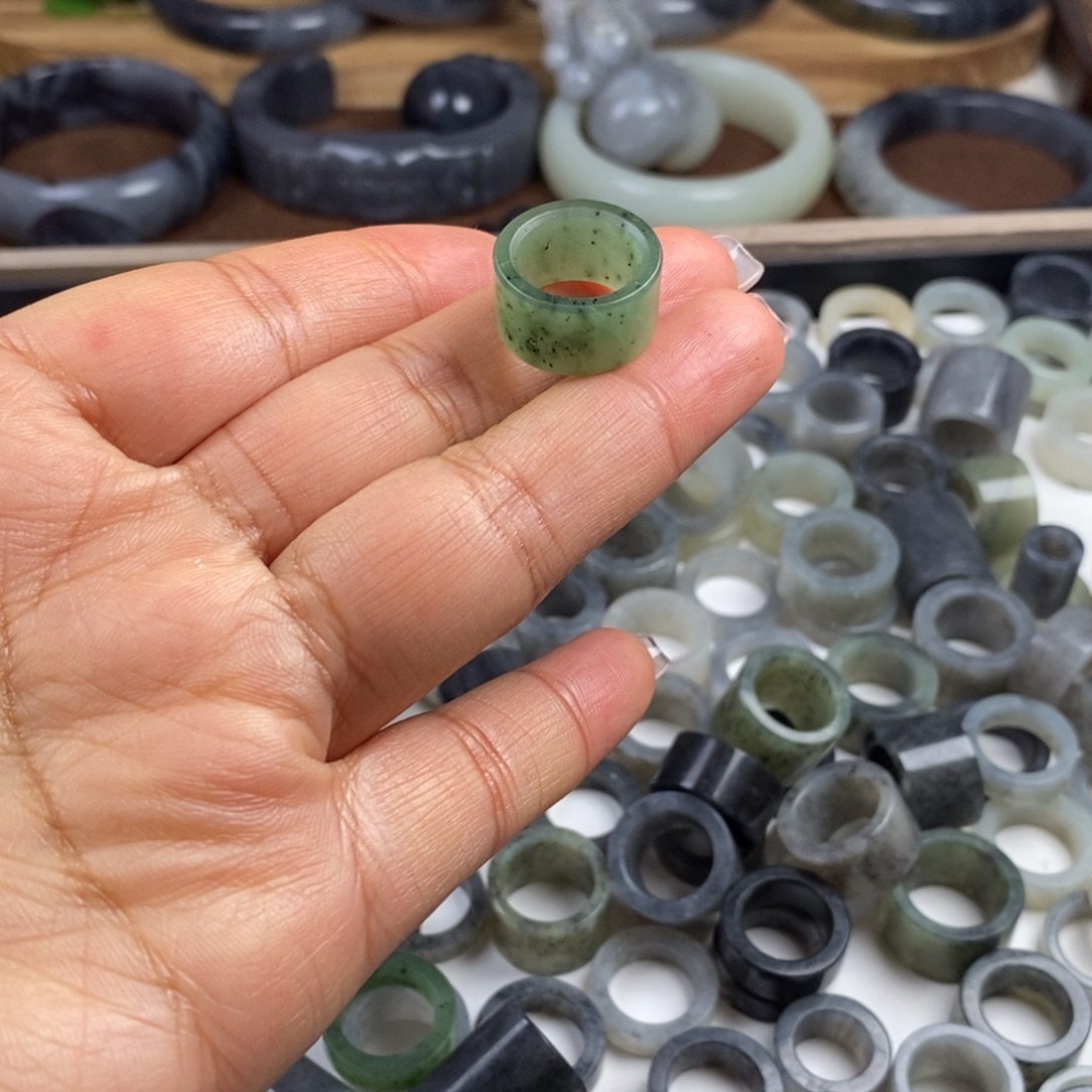 刘***）和田玉未镶嵌颈饰