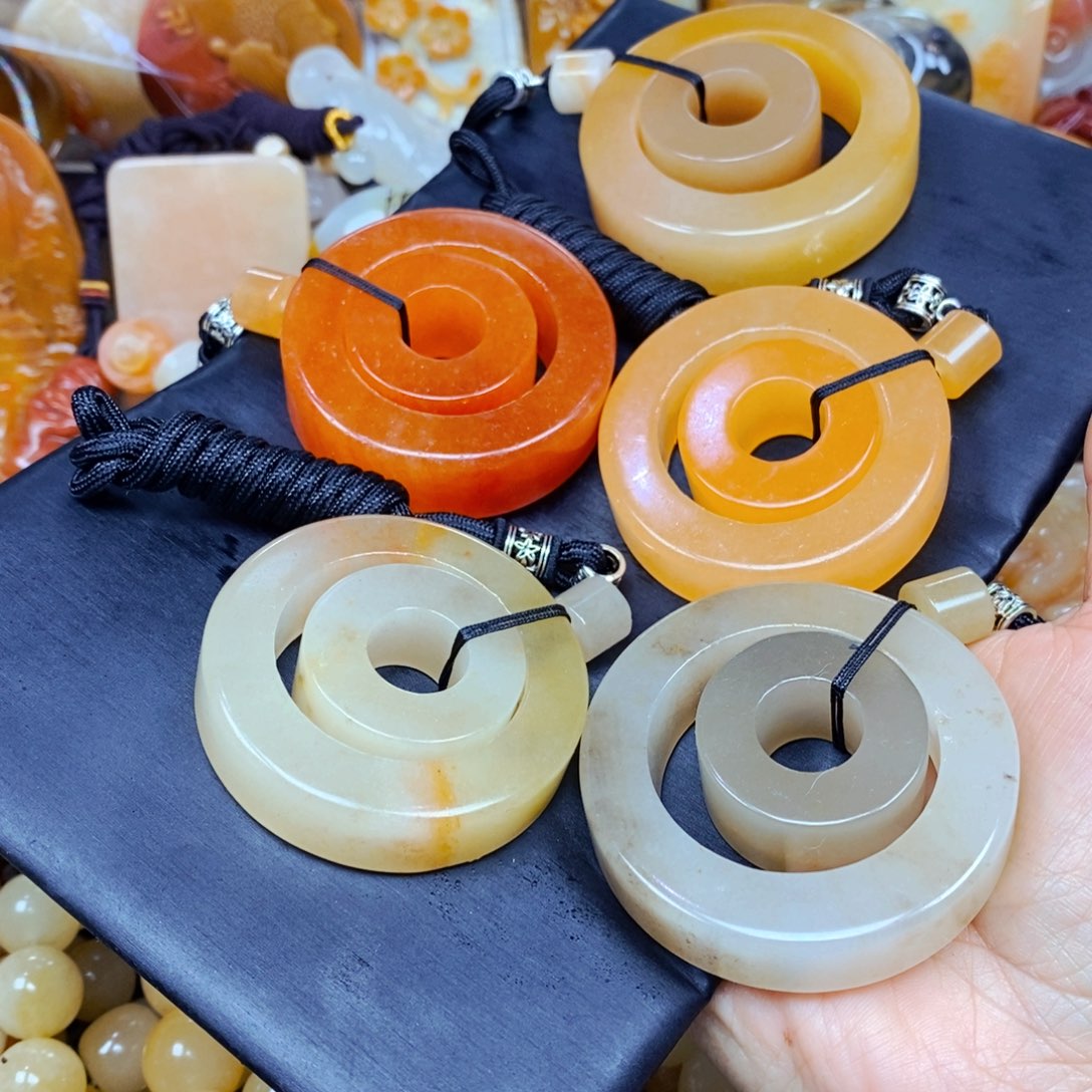 石英质玉（黄龙玉）颈饰未镶嵌