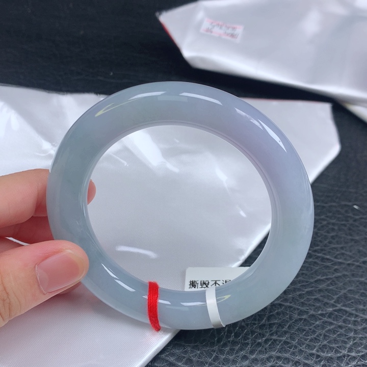 倪***囡翡翠手镯（圆镯）未镶嵌