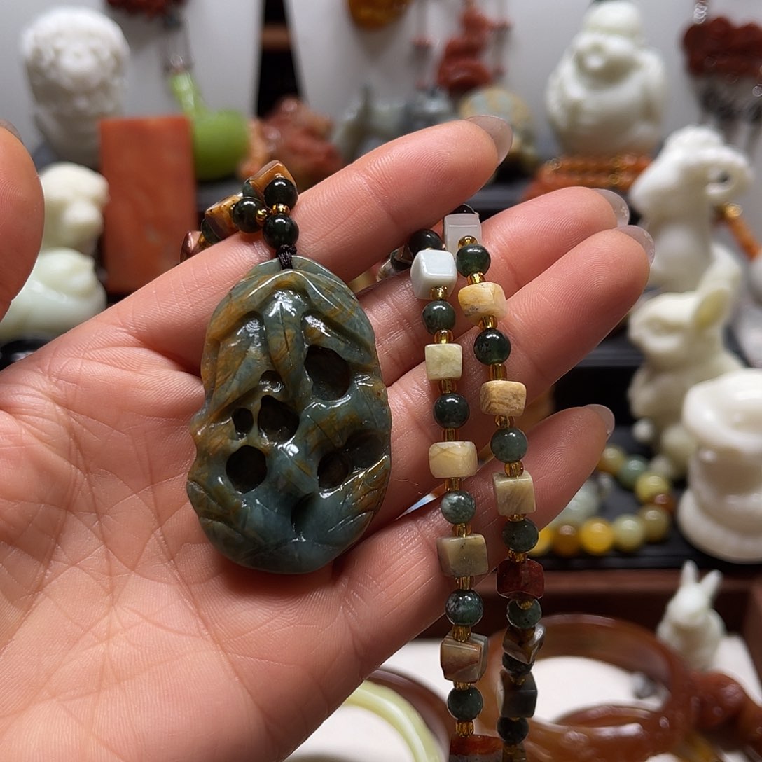 蛇纹石玉吊坠未镶嵌