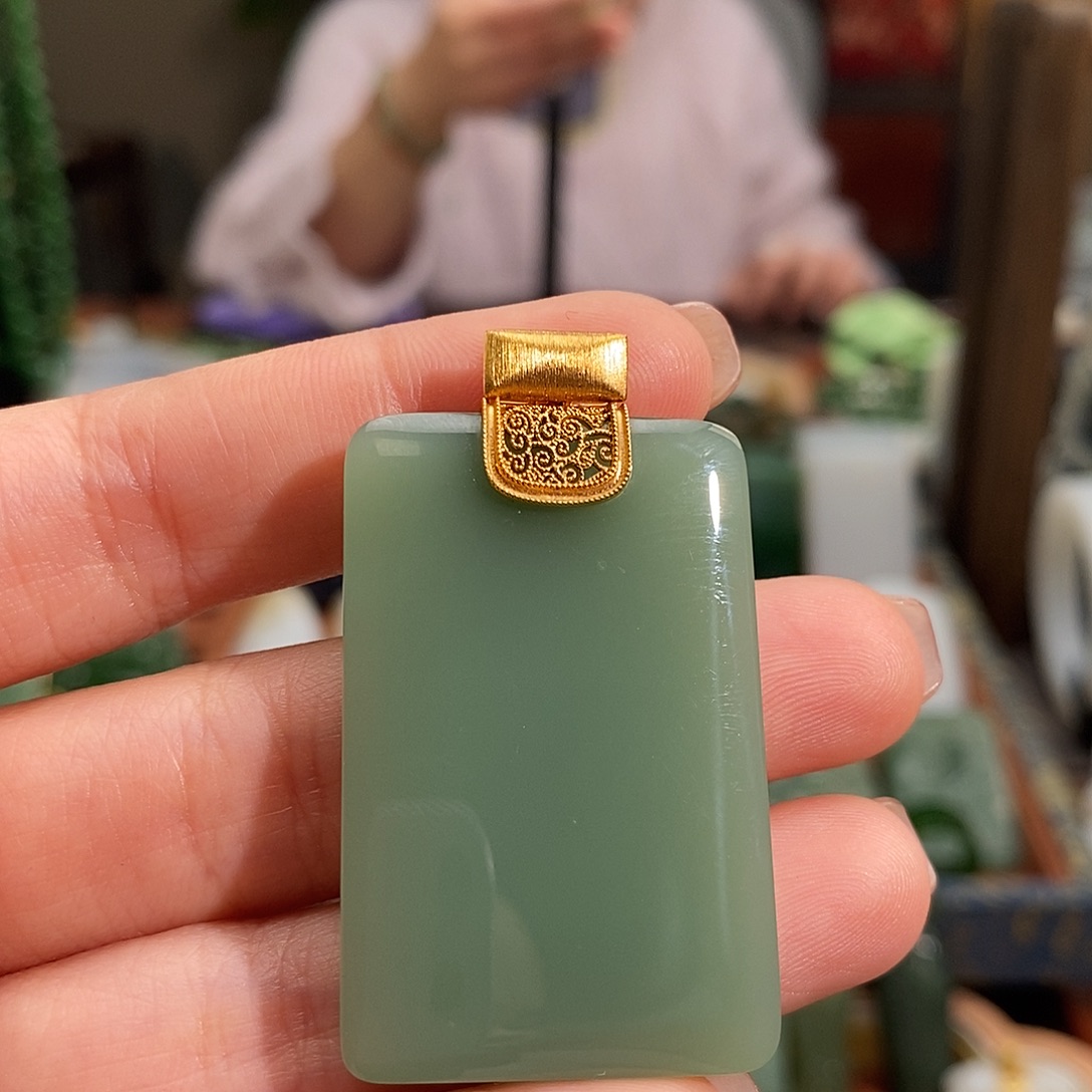 和田玉18K金镶嵌吊坠(赠链)