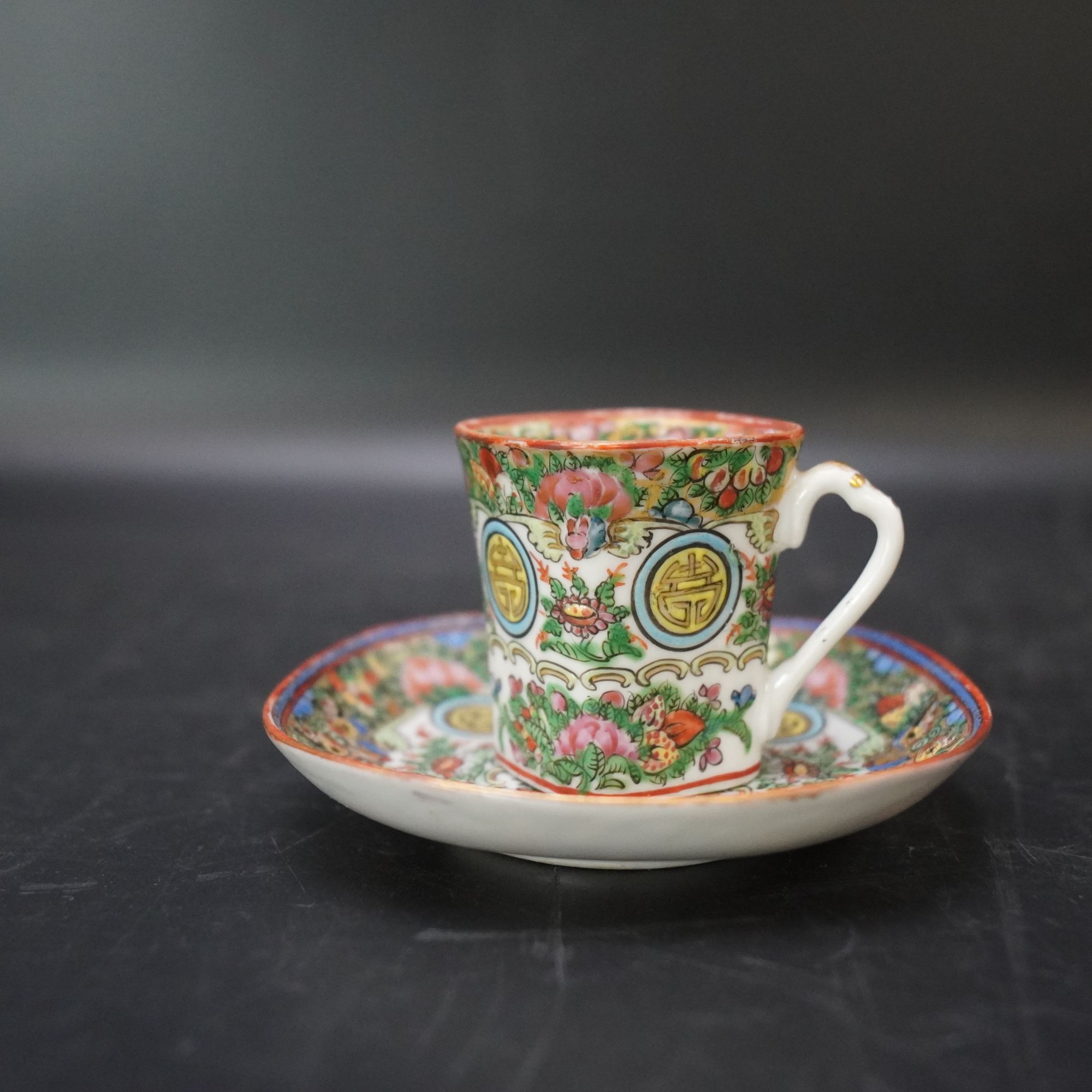 Lot.25120005清晚期广彩花卉寿纹杯碟 杯高：约6cm