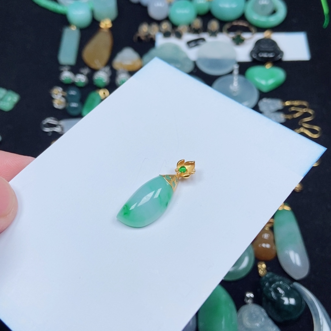 翡翠未镶嵌颈饰吊坠