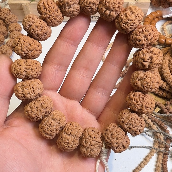 金刚菩提吊坠手持