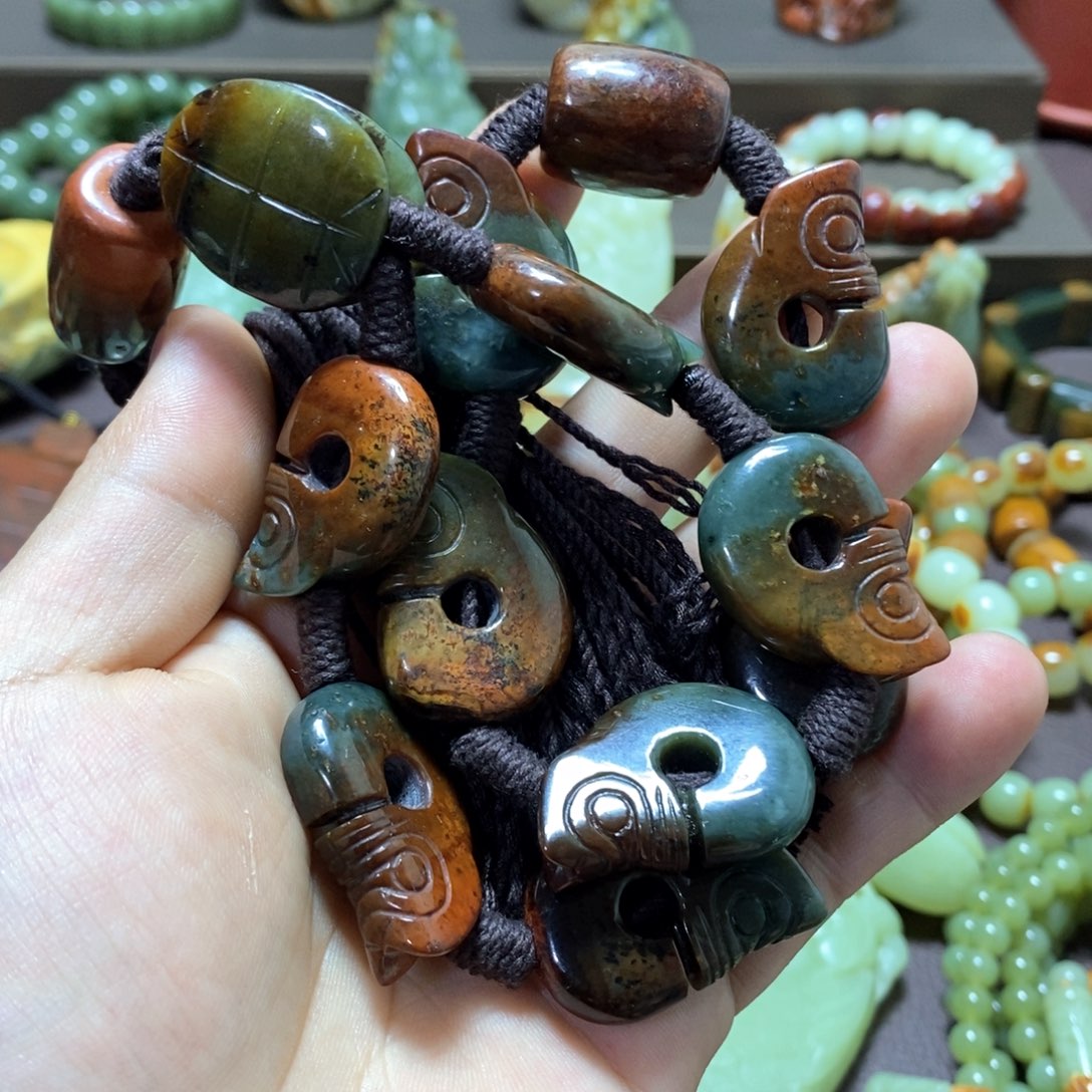 岫岩河磨玉（透闪石质玉）手持未镶嵌