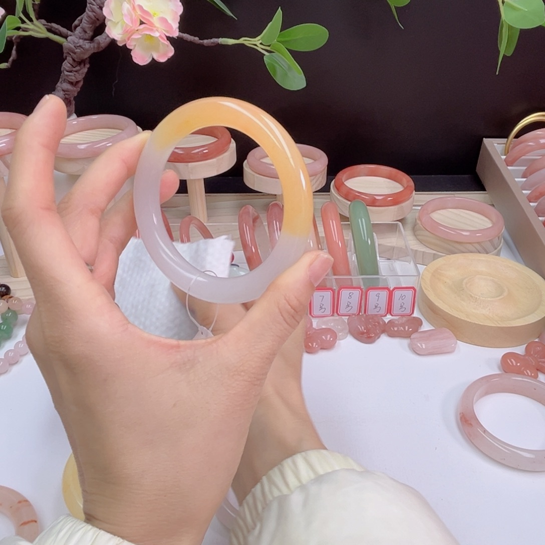 了***缘石英质玉未镶嵌手镯