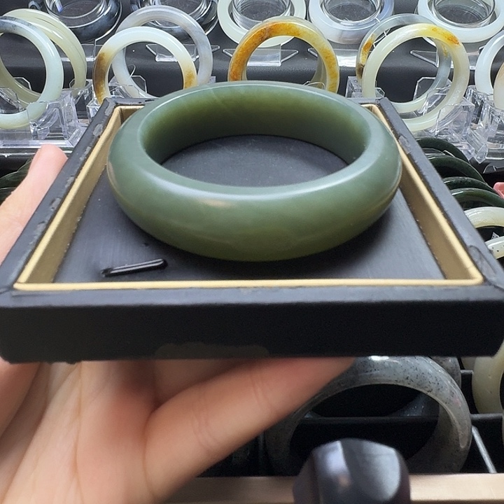 和田玉未镶嵌手镯